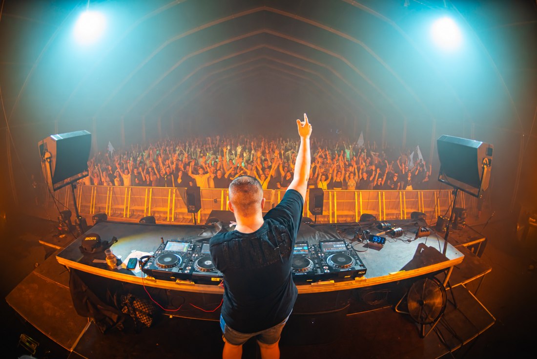 TiGi za DJ pultem před festivalovým publikem