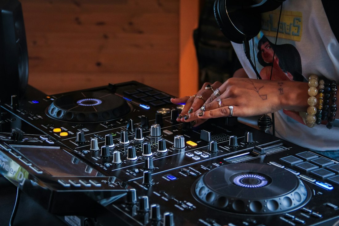 DJ ovládá mixážní pult a připravuje hudební set